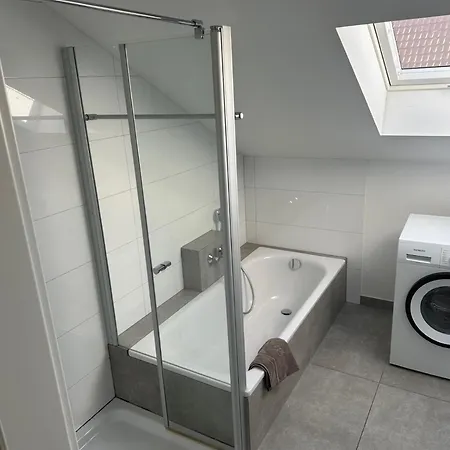 3 Mit Balkon Und Parkplatz Lägenhet